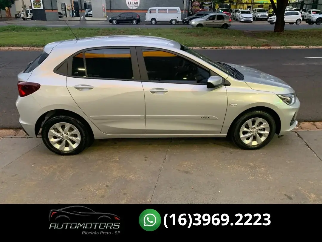 CHEVROLET Onix Hatch - Foto