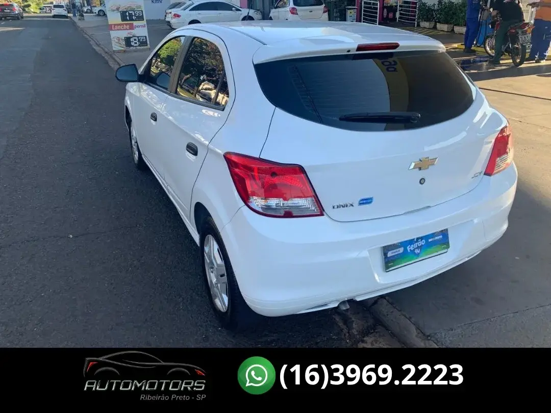 CHEVROLET Onix Hatch - Foto
