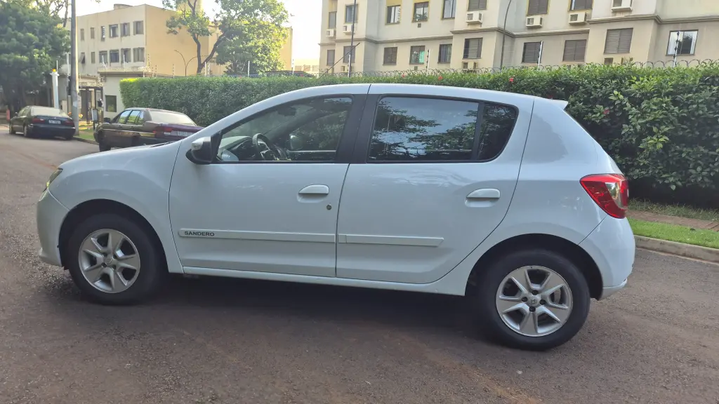 RENAULT Sandero - Foto