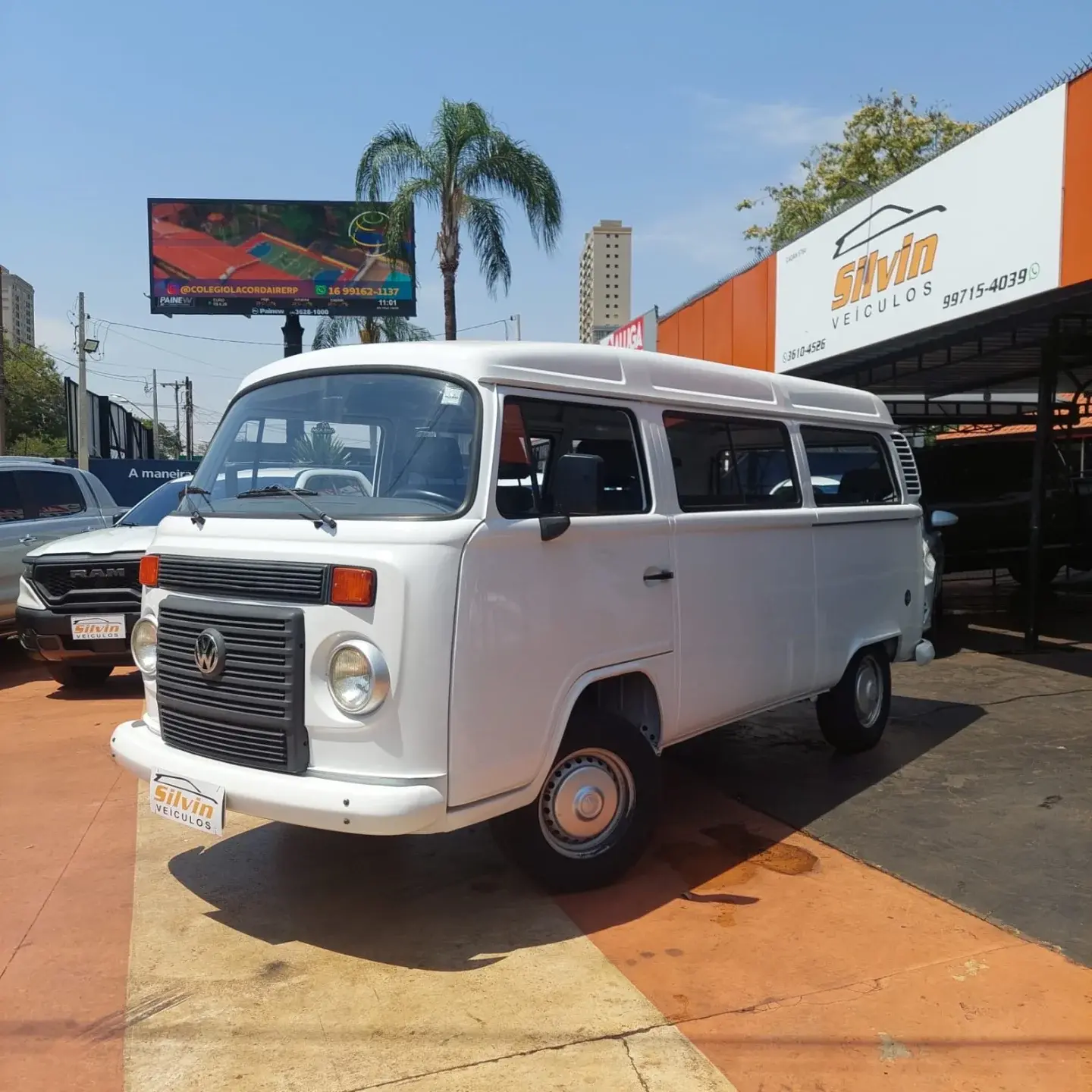 VOLKSWAGEN Kombi - Miniatura