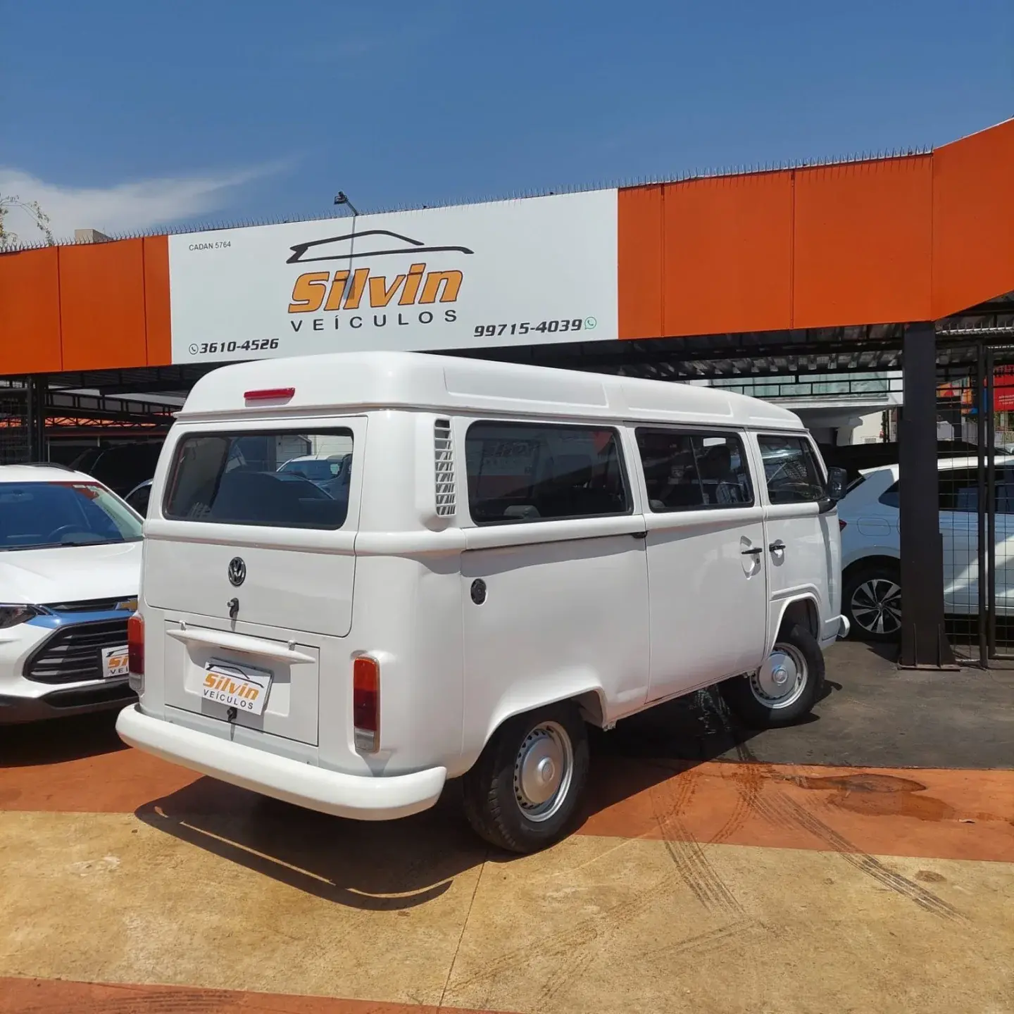 VOLKSWAGEN Kombi - Miniatura