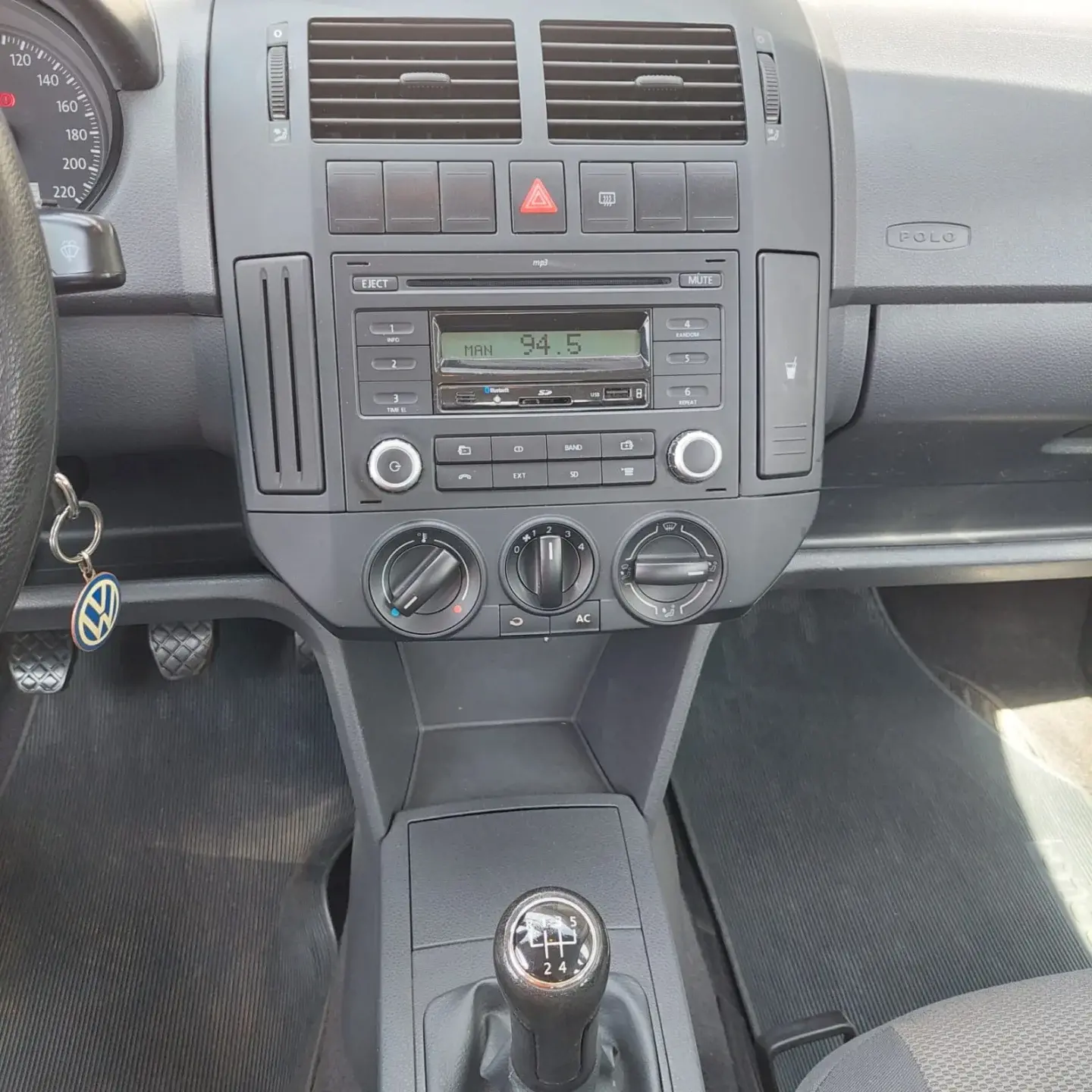 VOLKSWAGEN Polo Sedan - Foto