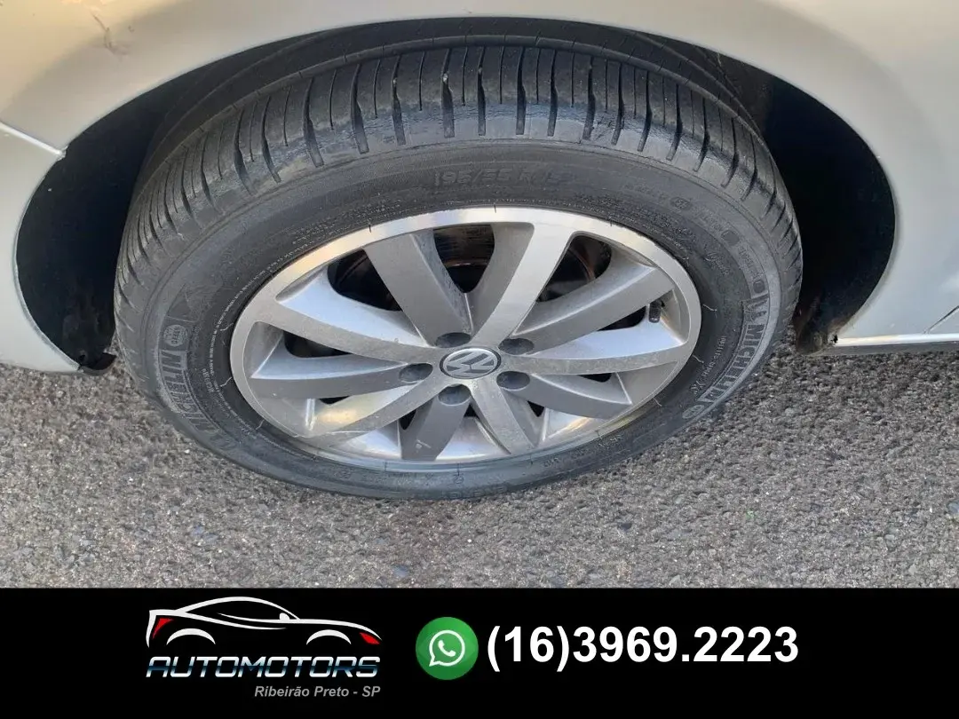VOLKSWAGEN Polo Sedan - Foto