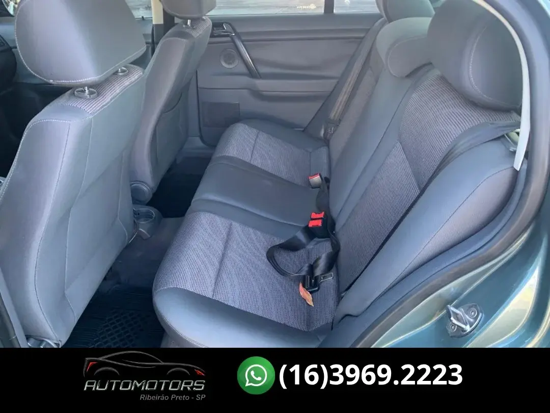 VOLKSWAGEN Polo Sedan - Foto
