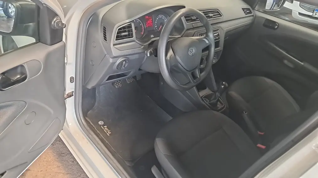 VOLKSWAGEN Voyage - Foto