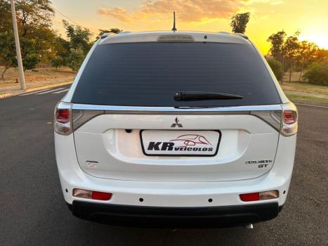 MITSUBISHI Outlander 3.0 V6 24V 4P GT 4X4 AUTOMÁTICO, Foto 5 MITSUBISHI Outlander 3.0 V6 24V 4P GT 4X4 AUTOMÁTICO, Foto 5