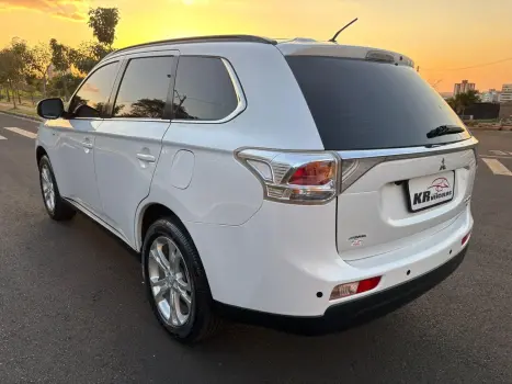 MITSUBISHI Outlander 3.0 V6 24V 4P GT 4X4 AUTOMÁTICO, Foto 6 MITSUBISHI Outlander 3.0 V6 24V 4P GT 4X4 AUTOMÁTICO, Foto 6