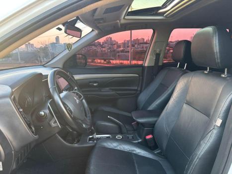 MITSUBISHI Outlander 3.0 V6 24V 4P GT 4X4 AUTOMÁTICO, Foto 9 MITSUBISHI Outlander 3.0 V6 24V 4P GT 4X4 AUTOMÁTICO, Foto 9