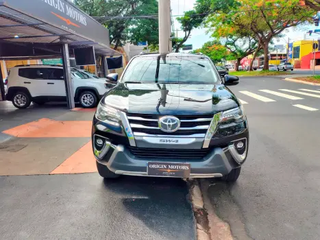 TOYOTA Hilux SW4 2.8 16V 4P SRX 4X4 7 LUGARES TURBO DIESEL AUTOMTICO, Foto 2