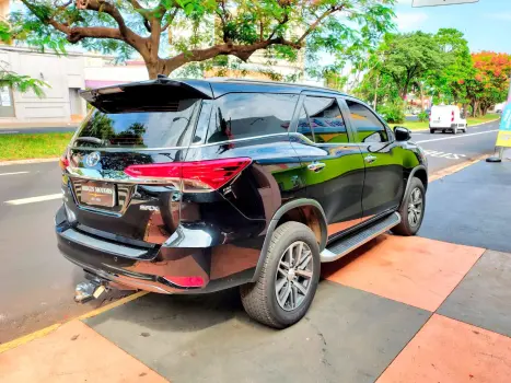 TOYOTA Hilux SW4 2.8 16V 4P SRX 4X4 7 LUGARES TURBO DIESEL AUTOMTICO, Foto 4