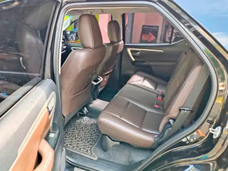 TOYOTA Hilux SW4 2.8 16V 4P SRX 4X4 7 LUGARES TURBO DIESEL AUTOMTICO, Foto 8