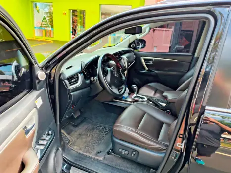 TOYOTA Hilux SW4 2.8 16V 4P SRX 4X4 7 LUGARES TURBO DIESEL AUTOMTICO, Foto 9