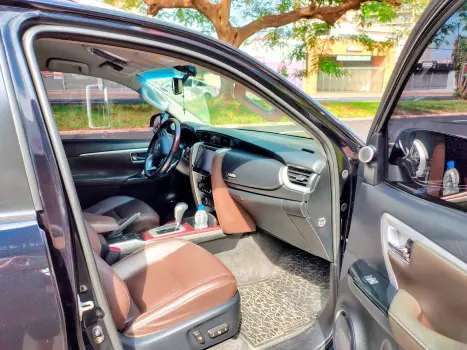 TOYOTA Hilux SW4 2.8 16V 4P SRX 4X4 7 LUGARES TURBO DIESEL AUTOMTICO, Foto 12