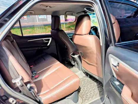 TOYOTA Hilux SW4 2.8 16V 4P SRX 4X4 7 LUGARES TURBO DIESEL AUTOMTICO, Foto 14