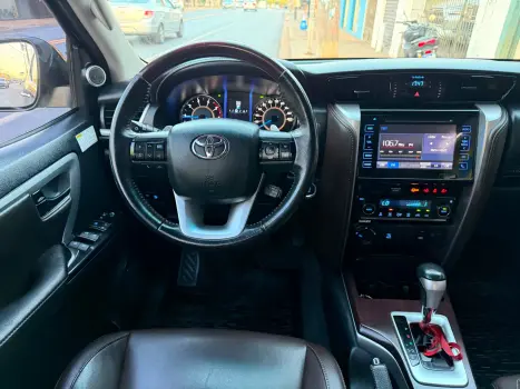 TOYOTA Hilux SW4 2.8 4P SRX 4X4 TURBO DIESEL AUTOM�TICO, Foto 12