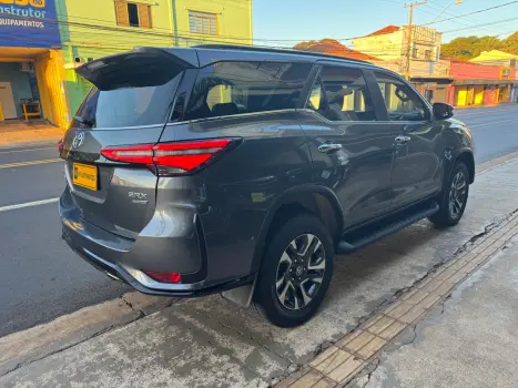 TOYOTA Hilux SW4 2.8 16V 4P SRX PLATINUM 4X4 7 LUGARES TURBO DIESEL AUTOM�TICO, Foto 4