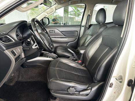 MITSUBISHI L 200 Triton 2.4 16V OUTDOOR HPE-S 4X4 CABINE DUPLA TURBO DIESEL AUTOMTICO, Foto 4