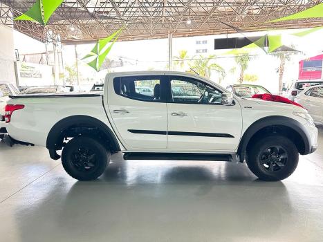 MITSUBISHI L 200 Triton 2.4 16V OUTDOOR HPE-S 4X4 CABINE DUPLA TURBO DIESEL AUTOMTICO, Foto 13