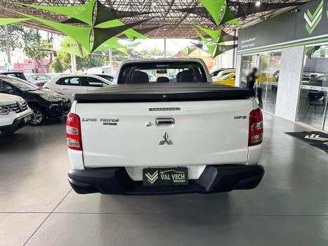 MITSUBISHI L 200 Triton 2.4 16V OUTDOOR HPE-S 4X4 CABINE DUPLA TURBO DIESEL AUTOMTICO, Foto 16