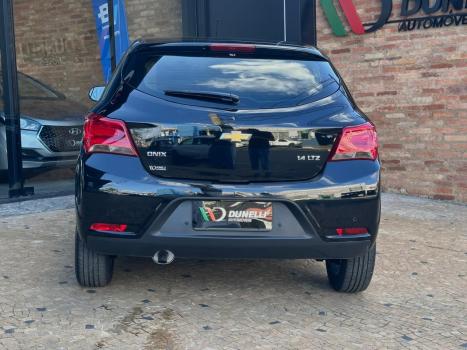 CHEVROLET Onix Hatch 1.4 4P FLEX LTZ, Foto 4