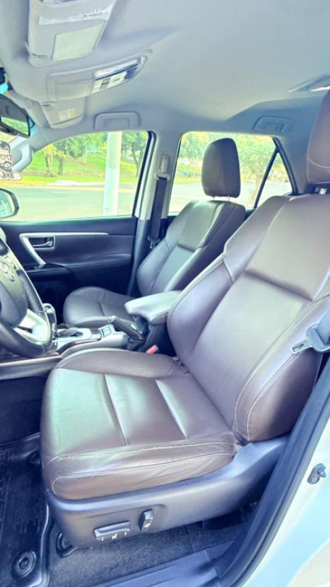 TOYOTA Hilux SW4 2.8 16V 4P SRX 4X4 7 LUGARES TURBO DIESEL AUTOMTICO, Foto 16