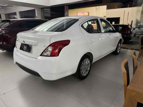 NISSAN Versa Sedan , Foto 3