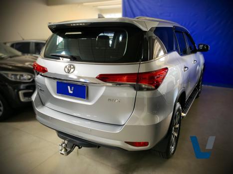 TOYOTA Hilux SW4 2.8 16V 4P SRX 4X4 7 LUGARES TURBO DIESEL AUTOMTICO, Foto 4