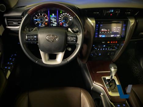 TOYOTA Hilux SW4 2.8 16V 4P SRX 4X4 7 LUGARES TURBO DIESEL AUTOMTICO, Foto 7