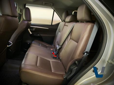 TOYOTA Hilux SW4 2.8 16V 4P SRX 4X4 7 LUGARES TURBO DIESEL AUTOMTICO, Foto 11