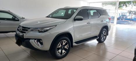 TOYOTA Hilux SW4 2.8 4P SRX 4X4 DIAMOND 7 LUGARES TURBO DIESEL AUTOMTICO, Foto 1
