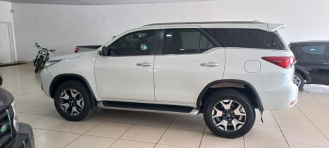 TOYOTA Hilux SW4 2.8 4P SRX 4X4 DIAMOND 7 LUGARES TURBO DIESEL AUTOMTICO, Foto 3