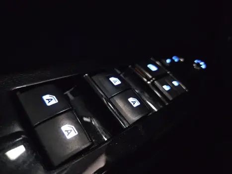 TOYOTA Hilux Caminhonete 2.8 16V SRX 4X4 DIESEL CABINE DUPLA AUTOM�TICO, Foto 10