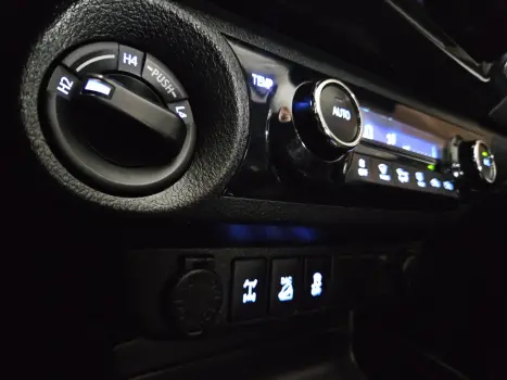 TOYOTA Hilux Caminhonete 2.8 16V SRX 4X4 DIESEL CABINE DUPLA AUTOM�TICO, Foto 11