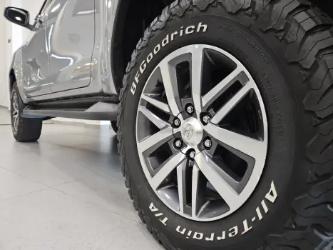 TOYOTA Hilux Caminhonete 2.8 16V SRX 4X4 DIESEL CABINE DUPLA AUTOM�TICO, Foto 16