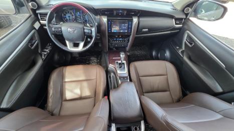 TOYOTA Hilux SW4 2.8 16V 4P SRX 4X4 7 LUGARES TURBO DIESEL AUTOM�TICO, Foto 2
