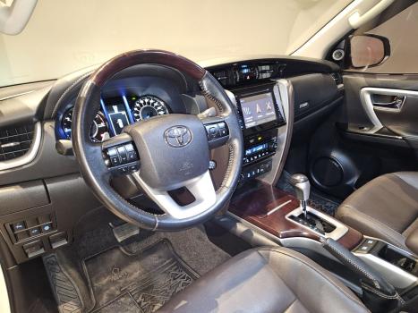 TOYOTA Hilux SW4 2.8 16V 4P SRX 4X4 7 LUGARES TURBO DIESEL AUTOMTICO, Foto 6
