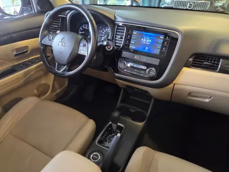 MITSUBISHI Outlander 3.0 V6 24V 4P GT 4X4 AUTOM�TICO, Foto 13