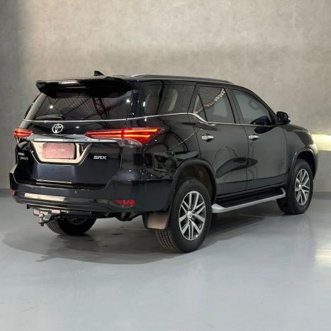 TOYOTA Hilux SW4 2.8 4P SRX 4X4 TURBO DIESEL AUTOMTICO, Foto 4