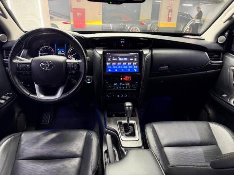 TOYOTA Hilux SW4 2.8 4P SRX 4X4 TURBO DIESEL AUTOM�TICO, Foto 9