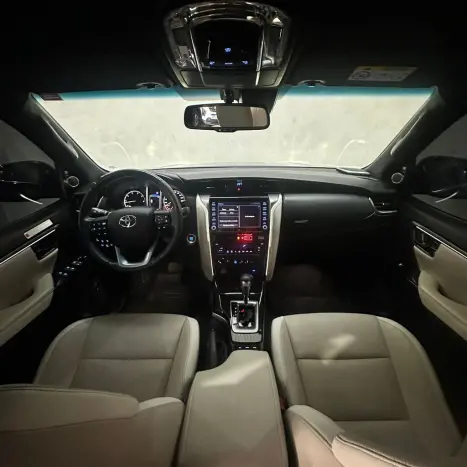 TOYOTA Hilux SW4 2.8 4P SRX 4X4 DIAMOND 7 LUGARES TURBO DIESEL AUTOM�TICO, Foto 9