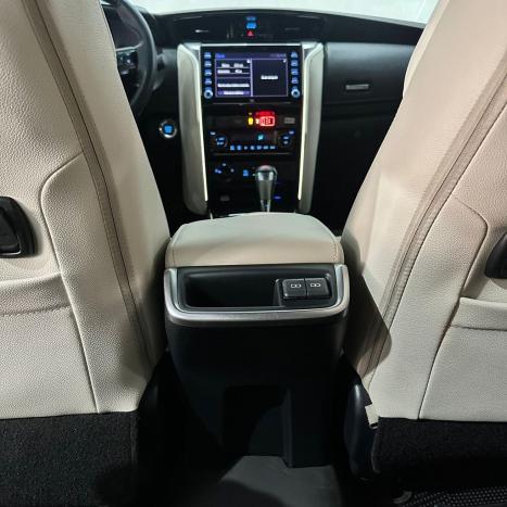 TOYOTA Hilux SW4 2.8 4P SRX 4X4 DIAMOND 7 LUGARES TURBO DIESEL AUTOM�TICO, Foto 15