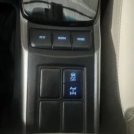 TOYOTA Hilux SW4 2.8 4P SRX 4X4 DIAMOND 7 LUGARES TURBO DIESEL AUTOM�TICO, Foto 18