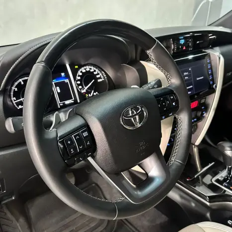 TOYOTA Hilux SW4 2.8 4P SRX 4X4 DIAMOND 7 LUGARES TURBO DIESEL AUTOM�TICO, Foto 19