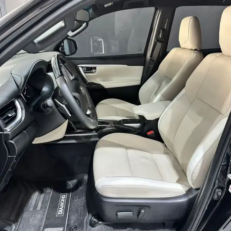 TOYOTA Hilux SW4 2.8 4P SRX 4X4 DIAMOND 7 LUGARES TURBO DIESEL AUTOM�TICO, Foto 27