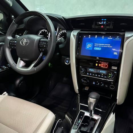 TOYOTA Hilux SW4 2.8 4P SRX 4X4 DIAMOND 7 LUGARES TURBO DIESEL AUTOM�TICO, Foto 10