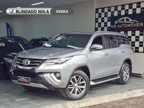 TOYOTA Hilux SW4 , Foto 1