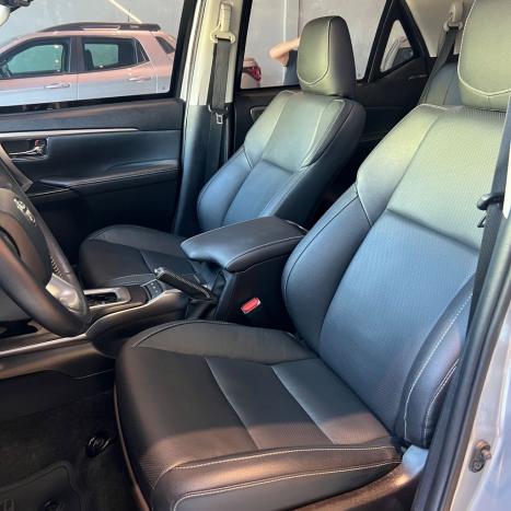 TOYOTA Hilux SW4 2.8 16V 4P SRX 4X4 7 LUGARES TURBO DIESEL AUTOMTICO, Foto 17