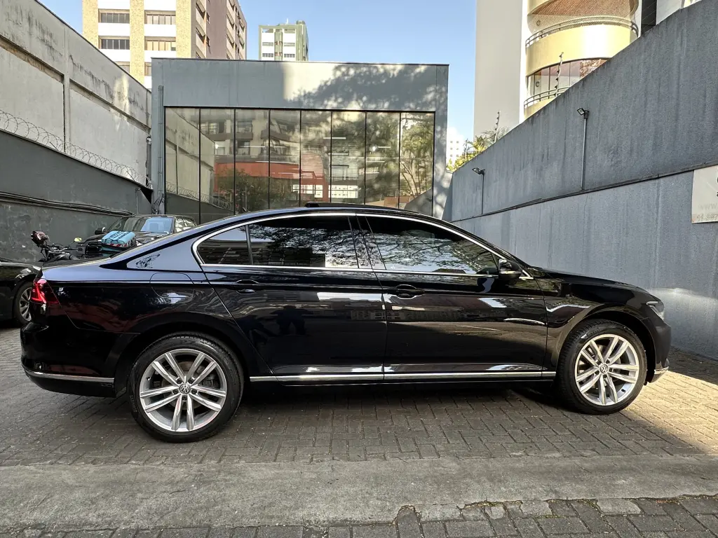 VOLKSWAGEN Passat - Miniatura