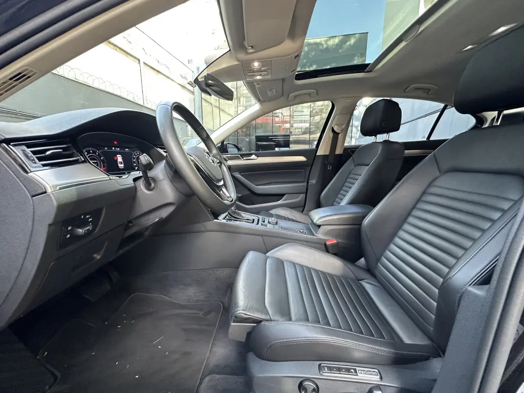 VOLKSWAGEN Passat - Miniatura