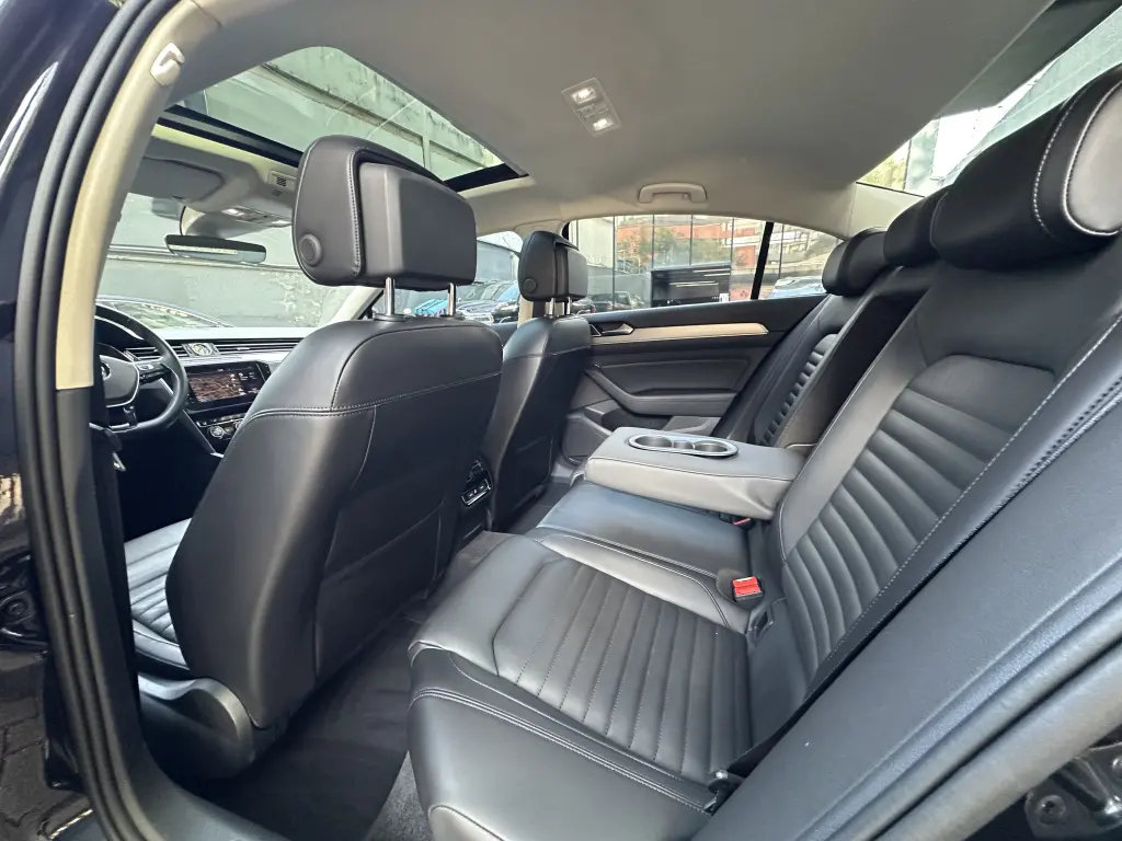 VOLKSWAGEN Passat - Miniatura